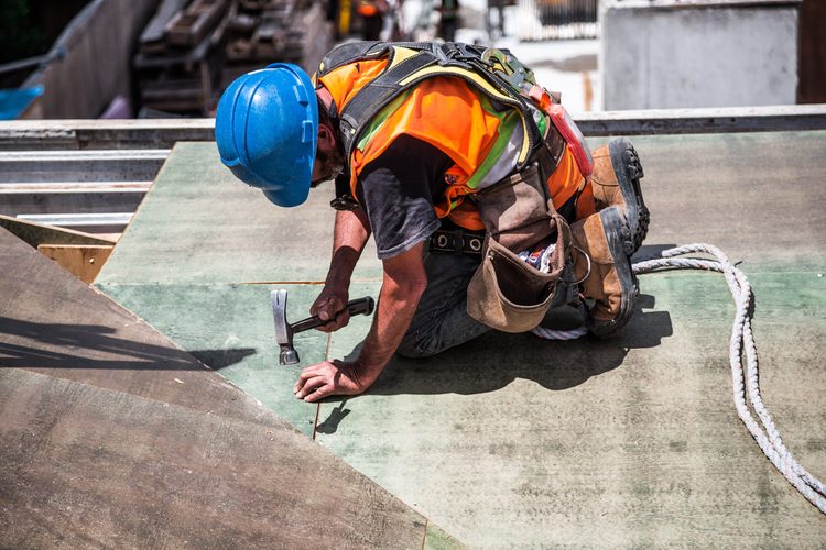 Profissionais executando serviços em um canteiro de obras