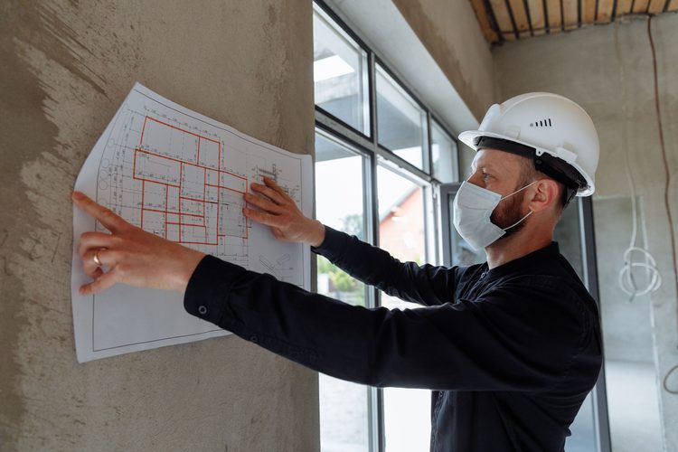 Engenheiro analisando o projeto de uma construção